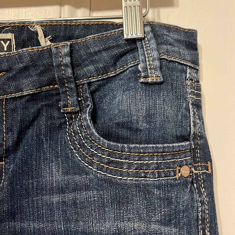 Roxy denim flared leg was really cute details on the pockets and stitching. - Picture 3 of 6
